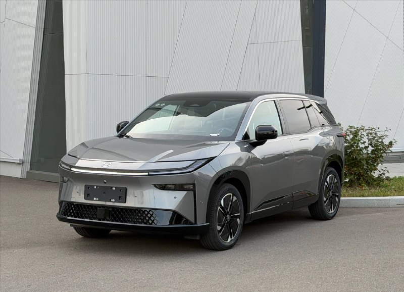 Серый Toyota BZ3X, вид спереди и сбоку