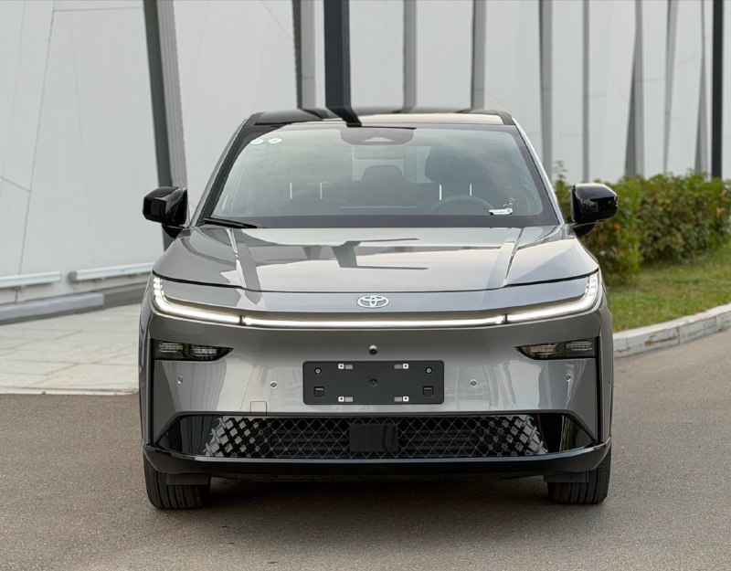 Серый Toyota BZ3X, фронтальный ракурс