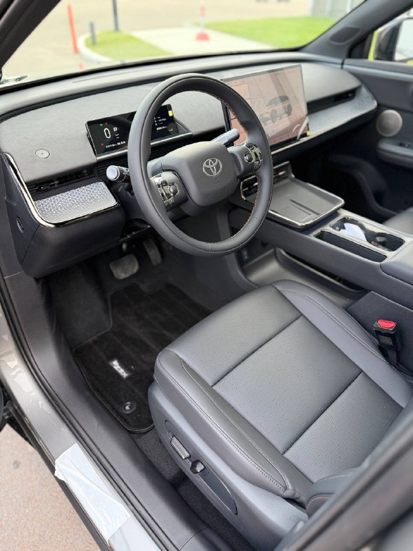 Руль Toyota и цифровая приборная панель