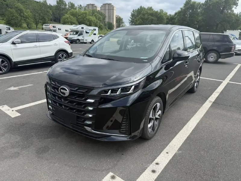 Чёрный минивэн GAC M6 на парковке
